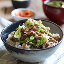 ネギたっぷり【ネギ塩豚丼】油の吸収を抑える食べ方も指南♪