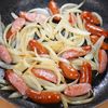 簡単♪あま~い🤭💕ウインナーと玉ねぎのケチャバター炒め✨の工程2