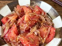 さっぱり食べられる♪トマトと紫玉ねぎの和風ごまポンサラダ