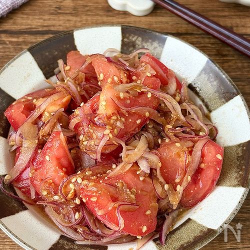 さっぱり食べられる♪トマトと紫玉ねぎの和風ごまポンサラダ