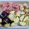 太麺で作る「茄子とズッキーニのトマトソースパスタ」の下準備