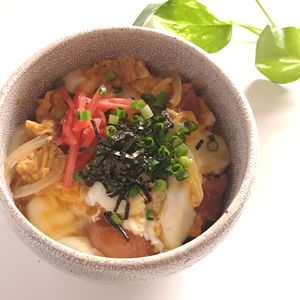 とのちゃまの作ってみた!投稿(【親子丼】焼き鳥缶で作る！炭火の香りが食欲そそる簡単親子丼！)