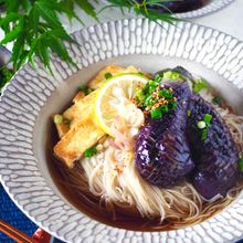 【簡単お昼】とろける茄子とカリカリきつねの冷やかけそうめん