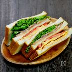 オーロラソースで食べる「BLTサンド」