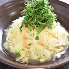 食感が楽しい♪玉ねぎとピーナッツのサラダ