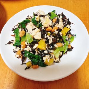 haru_2020の作ってみた!投稿(【無限おつまみ豆腐】今夜の一品🍻納豆梅ひじきと小松菜)