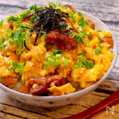 【10分で完成!!レンチンレシピ!!】焼き鳥缶で親子丼
