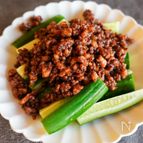 冷やし胡瓜にたっぷりと！肉味噌胡瓜♫
