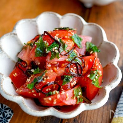 【トマトと大葉のごま塩昆布和え】塩昆布が決め手♪さっぱり副菜