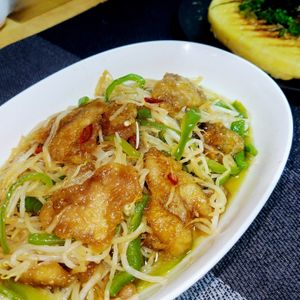ヴェルの作ってみた!投稿(激安~激うま~🤩ありがとう😘もやし鶏皮ピーマンの甘辛炒め)