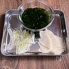 余った餃子の皮で簡単!「ネギとわかめのワンタン風スープ」の工程1