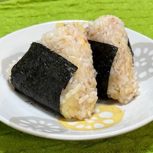 キャピタンの作ってみた!投稿(行楽シーズンのお弁当にも♪とろ～りチーズおかかおにぎり)