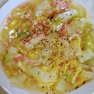 ゆみの作ってみた!投稿(白だしとベーコンのうま味！白菜とベーコンのにんにく旨だし煮)