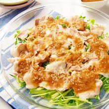 【免疫力】黒酢玉ねぎダレで♪豆苗と豚肉のレンジ蒸し