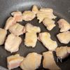 むね肉で作る「ブロッコリーのオイマヨ炒め」の工程1