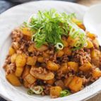 ごはんがどんどんすすむ！じゃがいもとひき肉のカレー炒め