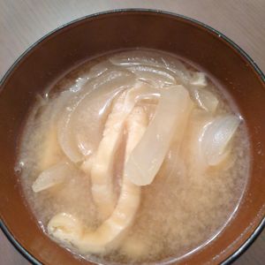 たりおの作ってみた!投稿(短い加熱時間でOK！新玉ねぎと油揚げのみそ汁)