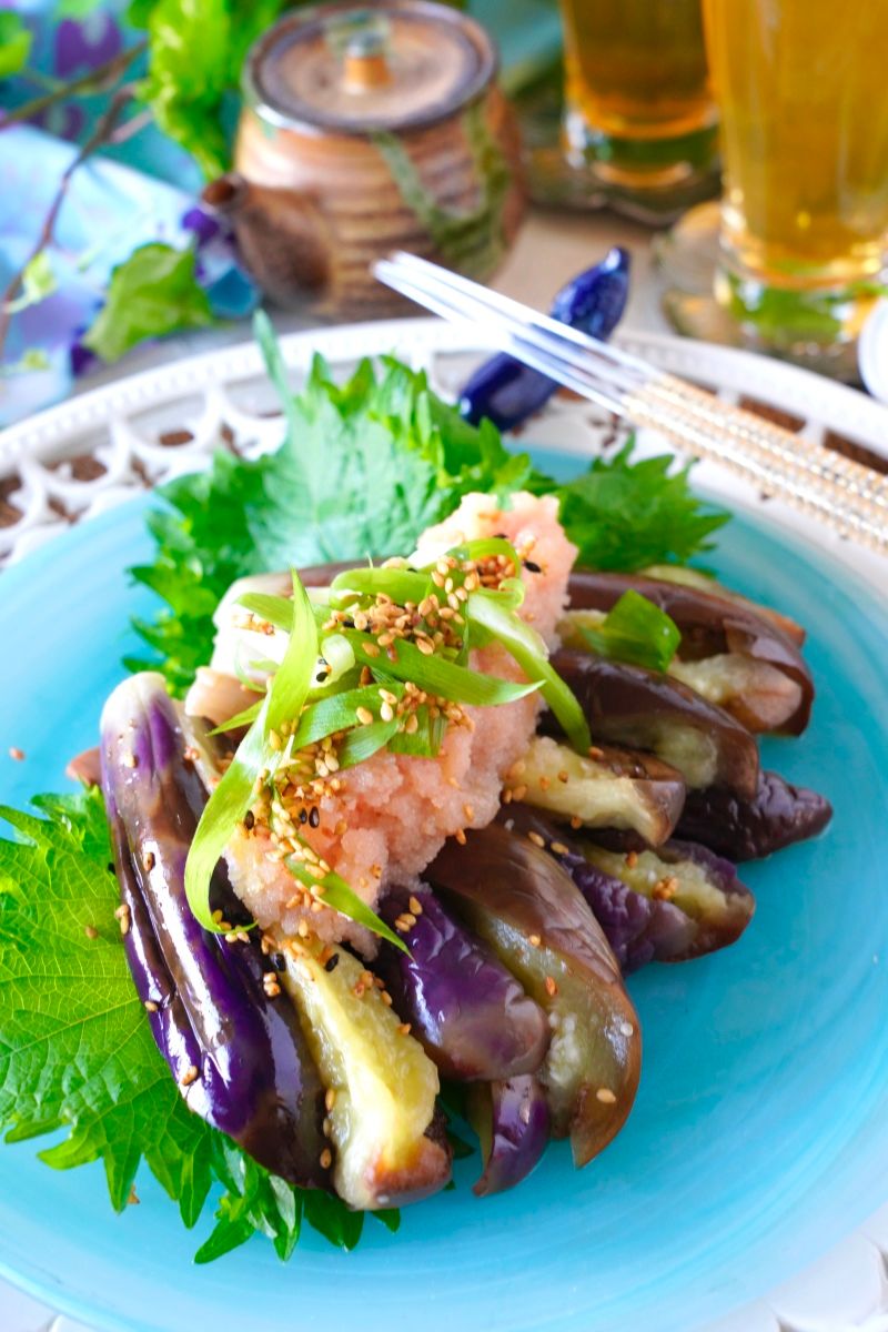 簡単すぎるレンジなす】2分で蒸しなすピリ辛明太子だれ | レシピサイト