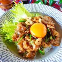 【ガッツリにんにく豚丼】やわらか豚とねぎのスタミナ丼