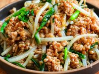 5分で爆速おかず♪【ひき肉とニラもやしの味噌にんにく炒め】