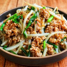 5分で爆速おかず♪【ひき肉とニラもやしの味噌にんにく炒め】