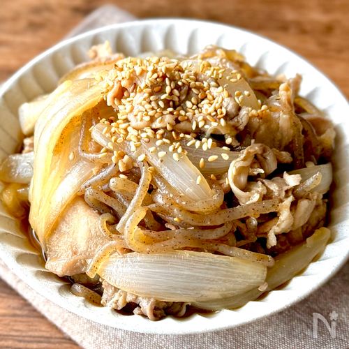 レンジで10分!簡単味しみ【豚こんにゃくと新玉ねぎの甘辛煮】