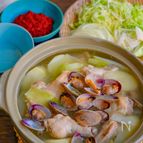 鶏もも肉と手羽元で作る。あさりの旨味を足した『タッカンマリ』