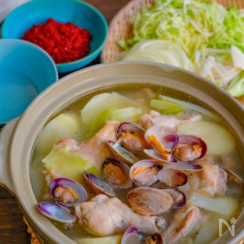 鶏もも肉と手羽元で作る。あさりの旨味を足した『タッカンマリ』