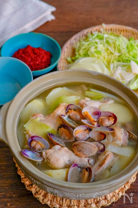 鶏もも肉と手羽元で作る。あさりの旨味を足した『タッカンマリ』