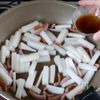 【材料2つで簡単】ウインナーと大根の麺つゆ炒めの工程3