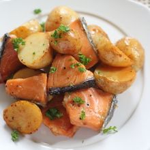 鮭とじゃがいもの醤油バター炒め
