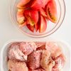 ごはんがすすむ！鶏肉とトマトのガリバタ炒めの工程1