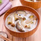 【なすとしめじのお味噌汁】ごま油香るとろとろなすが絶品♪