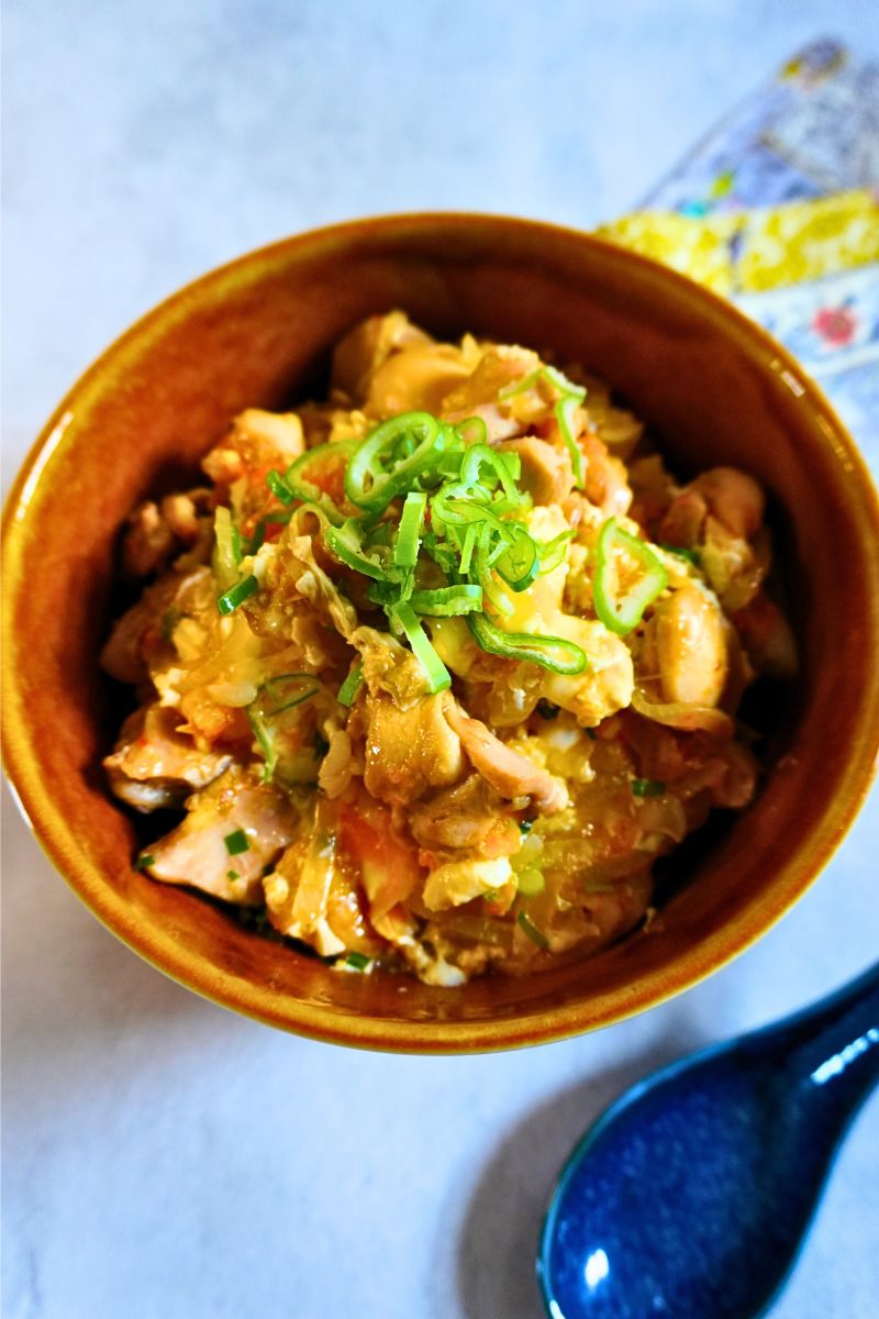 フライパン10分♪ごま油香る中華風親子丼 | レシピサイトNadia