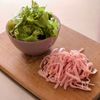 【ハムとレタスの和えるだけビビンバ】火を使わずパパッと完成！の工程1