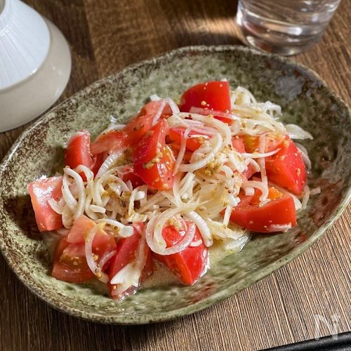 切って和えるだけ簡単「新玉ねぎとトマトの粒マスタードマリネ」