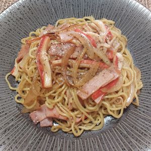 よっこの作ってみた!投稿(子供ウケ抜群♪カニカマとベーコンのバタぽん焼きそば)