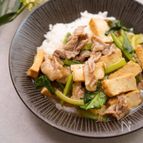 厚揚げでボリュームUP！【豚こまと小松菜のあんかけご飯】