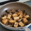 節約食材でボリューム満点【厚揚げとしめじの中華風炒め煮】の工程3