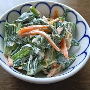ぽぽペの作ってみた!投稿(レンジで3分！【小松菜とにんじんのからしマヨ和え】冷やしても)