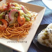 パリパリかた焼きそばとグリーンピースご飯のおにぎり