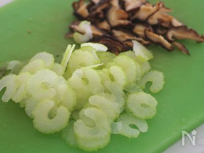 セロリと干ししいたけの中華スープ By お天気ママ 食養生研究家 レシピサイト Nadia ナディア プロの料理家のおいしいレシピ