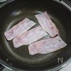 カリカリベーコンのふんわりオムレツの下準備