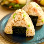 手軽に栄養補給♡鮭と枝豆のごま油おにぎり【朝食・お弁当】