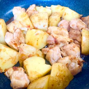 ゆかりの作ってみた!投稿(10分で完成！ホクホクうまい！【新じゃが鶏丼】)