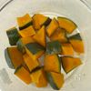 レンジでバリ旨《かぼちゃのごま味噌サラダ》の工程1