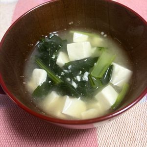 ゆっこの作ってみた!投稿(コスパ抜群☆やっぱり美味しい『豆腐と小松菜のお味噌汁』)