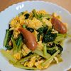 まゆのの作ってみた!投稿(ふんわり卵でボリューミー!小松菜とウインナーの麺つゆマヨ炒め)