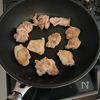 さっと煮込むだけ！チキンとズッキーニのデミグラス煮込みの工程2