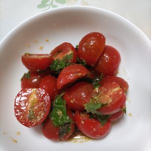 KUMIKOの作ってみた!投稿(1分副菜♡和えるだけ『大葉胡麻トマト』簡単めちゃうま♪)